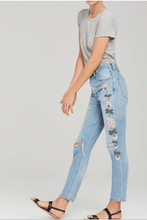 Load image into Gallery viewer, Emerson Slim Boyfriend 花卉刺繡刷破合身牛仔褲