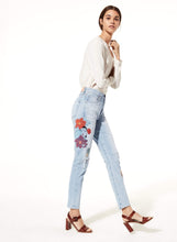Load image into Gallery viewer, Liya Slim Boyfriend 熱帶刺繡圖案牛仔褲
