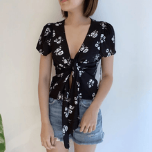 Load image into Gallery viewer, 黑色碎花前扭結上衣
