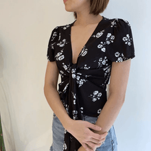 Load image into Gallery viewer, 黑色碎花前扭結上衣
