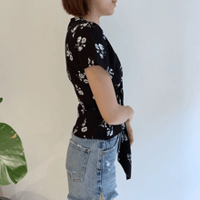 Load image into Gallery viewer, 黑色碎花前扭結上衣
