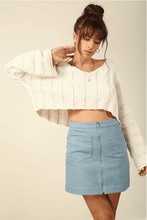Load image into Gallery viewer, 米白V領針織短版上衣
