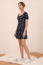 Load image into Gallery viewer, 深藍碎花洋裝
