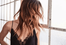 Load image into Gallery viewer, 美國V領細肩蕾絲背心 兩色
