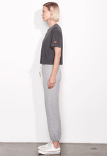 Load image into Gallery viewer, 仿舊感短版愛心圖案Tee
