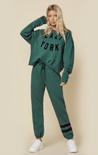 Load image into Gallery viewer, 綠色圓領內刷毛衛衣Cali York

