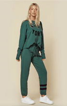 Load image into Gallery viewer, 綠色圓領內刷毛衛衣Cali York
