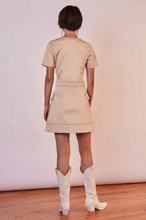 Load image into Gallery viewer, 桃心領排釦洋裝
