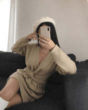 Load image into Gallery viewer, 針織V領燕麥色綁結洋裝
