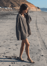 Load image into Gallery viewer, 寬鬆V領麻花針織上衣 灰/焦糖橘
