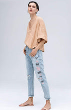 Load image into Gallery viewer, Emerson Slim Boyfriend 花卉刺繡刷破合身牛仔褲
