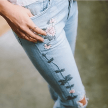 Load image into Gallery viewer, Emerson Slim Boyfriend 花卉刺繡刷破合身牛仔褲
