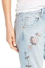 Load image into Gallery viewer, Emerson Slim Boyfriend 花卉刺繡刷破合身牛仔褲
