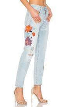 Load image into Gallery viewer, Liya Slim Boyfriend 熱帶刺繡圖案牛仔褲
