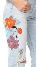 Load image into Gallery viewer, Liya Slim Boyfriend 熱帶刺繡圖案牛仔褲
